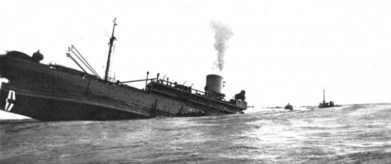 Торпедированный французский транспорт «Wyoming» тонет в Атлантическом океане. Март 1943 г. 