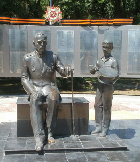 Центральная скульптура мемориала.
