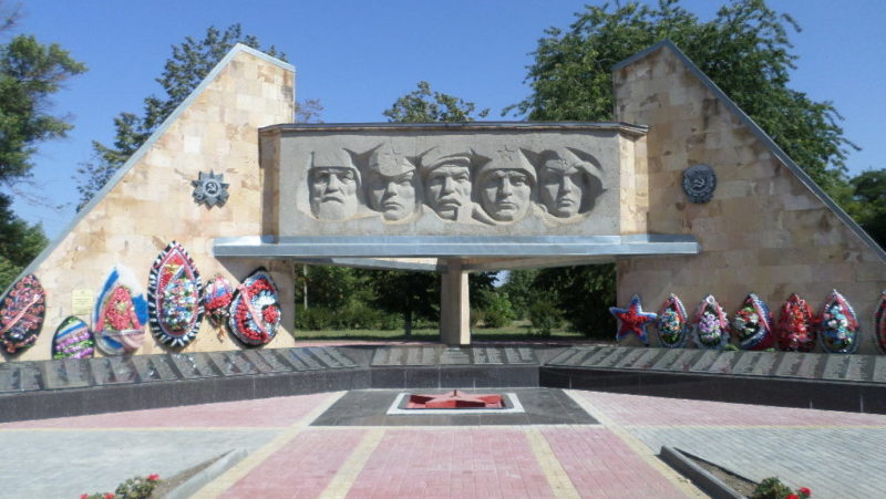 ст-ца. Новощербиновская, Щербиновского р-на. Памятник землякам, погибшим в годы войны.