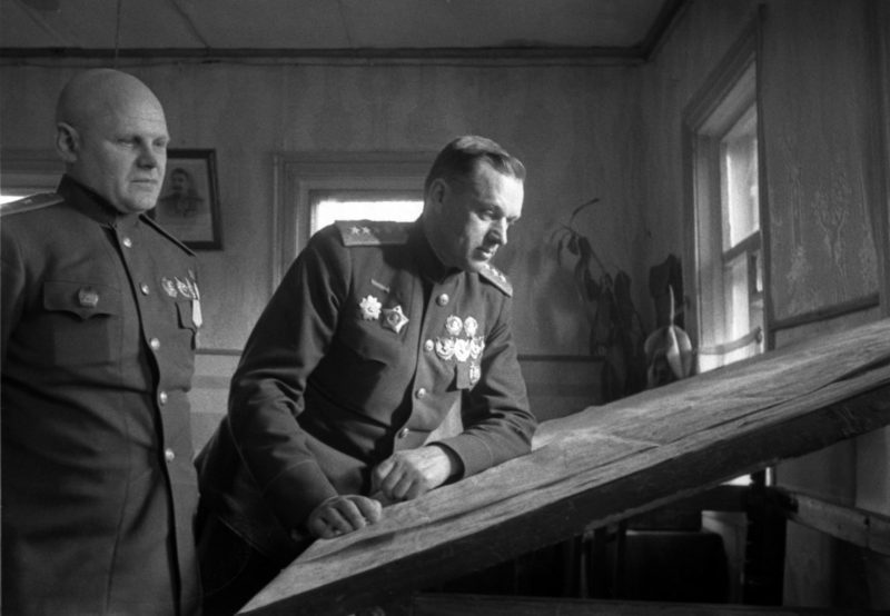 Генерал армии Рокоссовский на передовой. 1944 г.