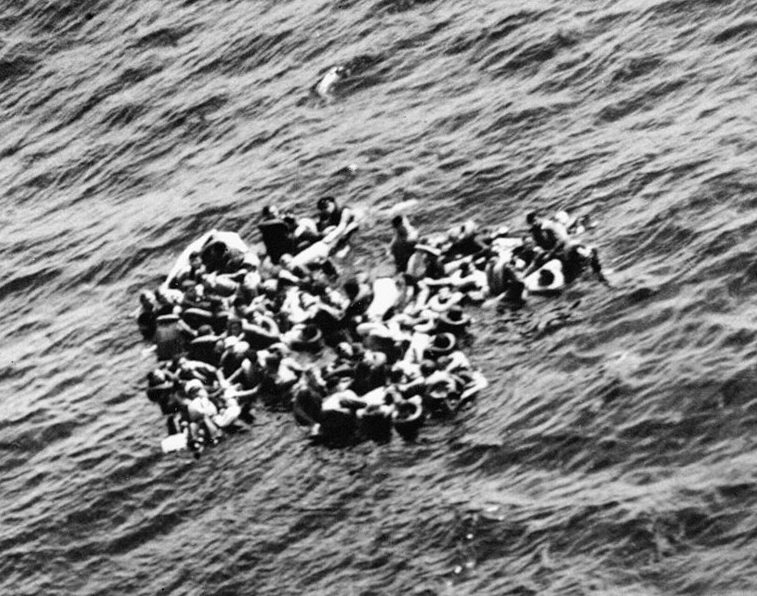 Немецкие моряки с затонувшей подлодки ожидают помощи. Май 1943 г.