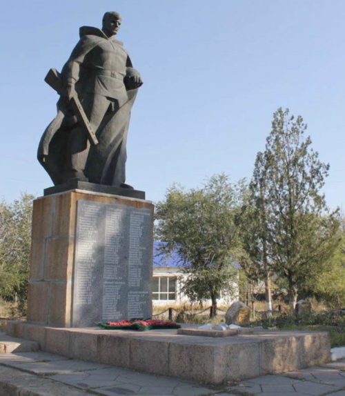 х. Богданов Каменского р-на. Памятник, установленный на братской могиле, в которой похоронено 34 советских воина.