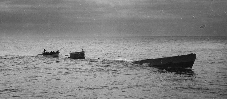 Шлюпка со корабля «Spencer» отходит от немецкой подводной лодки «U-175», сняв остававшихся на ней членов экипажа. Апрель 1943 г. 