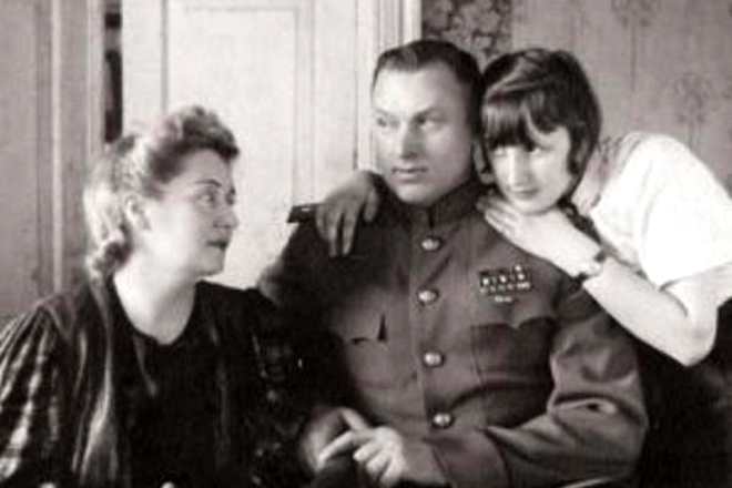 Константин Рокоссовский с семьей. 1944 г.