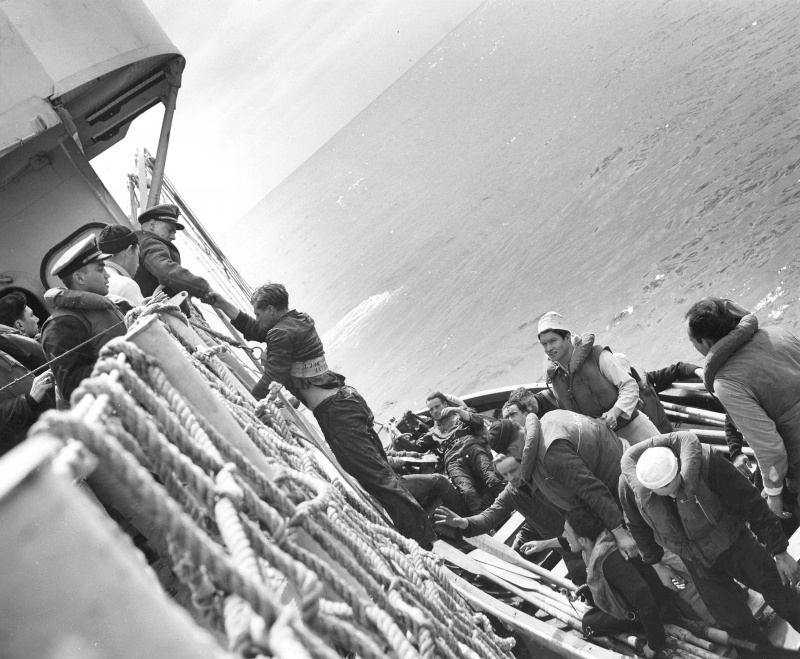 Подъем спасенных моряков с потопленной немецкой подлодки «U-175» на борт корабля береговой охраны США «Spencer». Апрель 1943 г. 