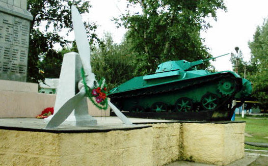 п. Глубокий Каменского р-на. Памятник-танк Т-60, установленный на братской могиле.