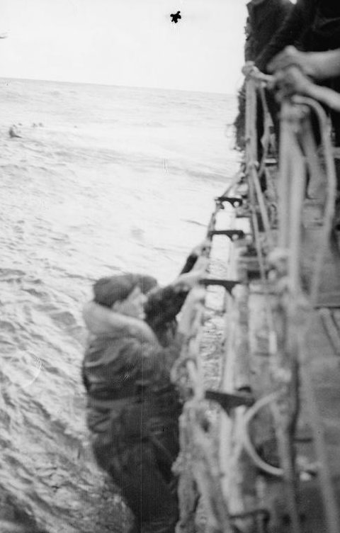 Немецкие моряки с затонувшей подлодки поднимаются на борт эсминца «Escapade». Май 1943 г.
