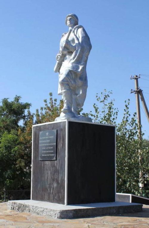 ст-ца. Калитвенская Каменского р-на. Памятник по улице Советской, установленный на братской могиле советских воинов.