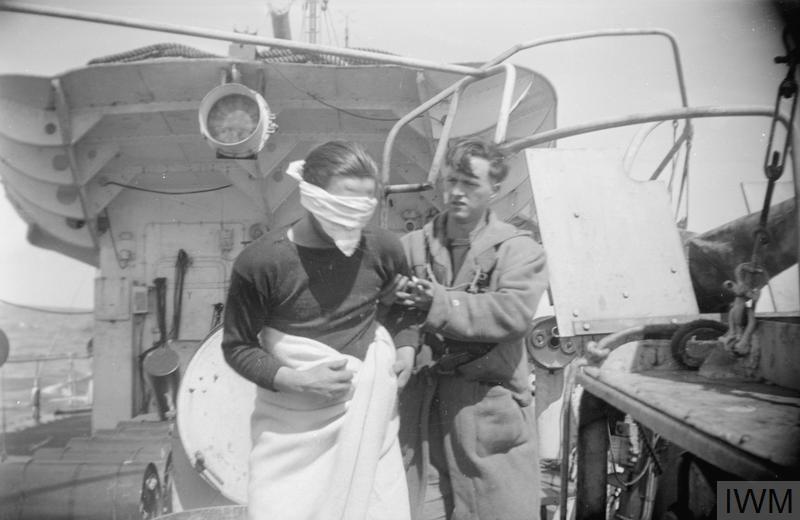 Военнопленный с завязанными глазами с затонувшей подлодки на борту британского эсминца «Escapade». Май 1943 г. 