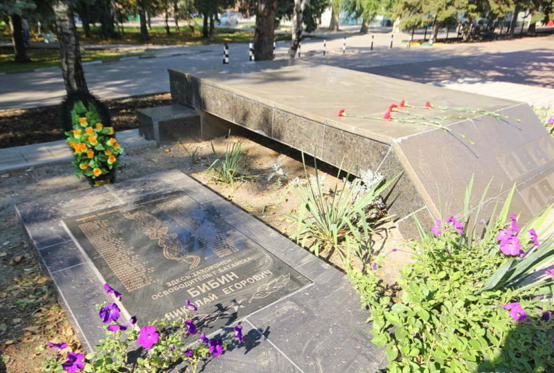 Братские могилы на мемориале.