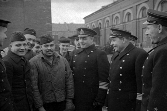 Трибуц среди моряков. 1944 г. 