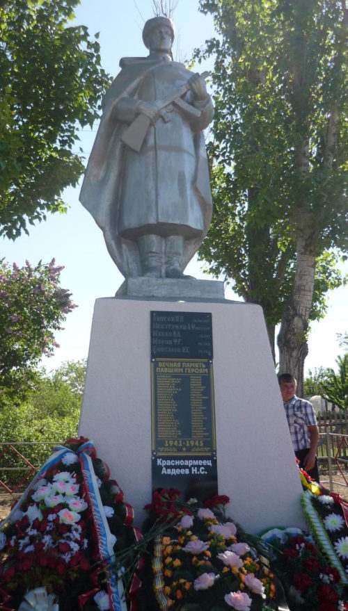 ст-ца. Скородумовка Каменского р-на. Памятник, установленный на братской могиле, в которой захоронено 29 советских воинов.