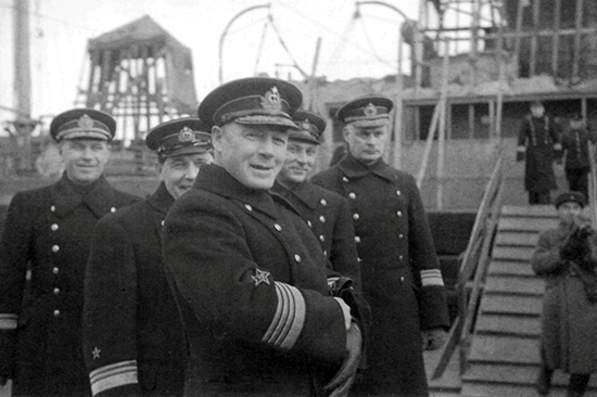 Трибуц среди моряков. 1944 г. 