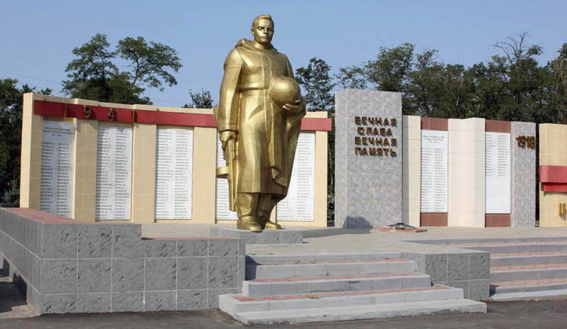 Памятник и стела с барельефами Героев Советского Союза.