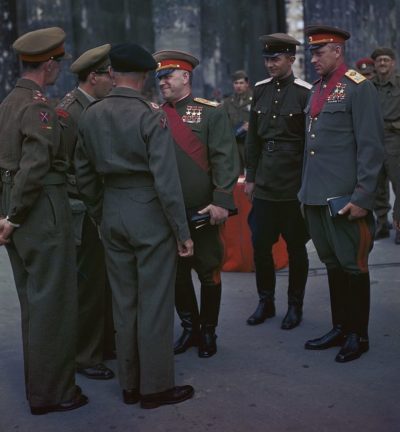 Георгий Жуков, Константин Рокоссовский, Бернард Монтгомери (спиной). Берлин, 1945 г.