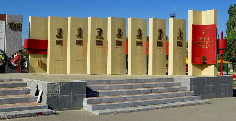 Памятник и стела с барельефами Героев Советского Союза.