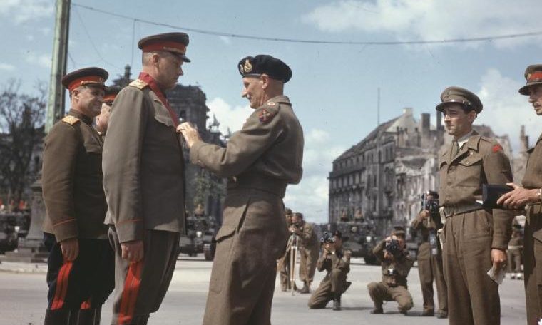 Награждение Рокоссовского британским орденом Бани. 1945 год.