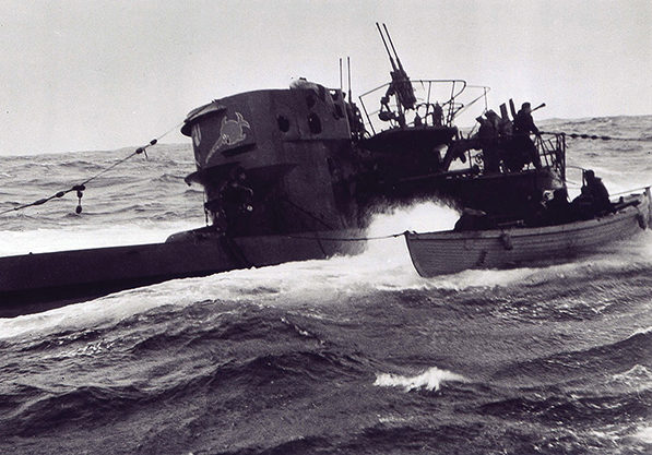 Шлюпка из корвета «Chilliwack» спасает моряков немецкой подлодки «U-744». Март 1944 г.