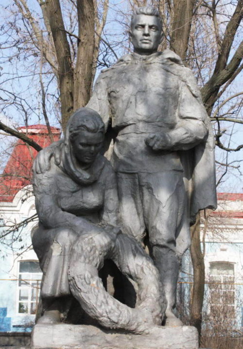 с. Дубовское. Памятник, установленный на братской могиле, в которой похоронено 9 советских воинов.