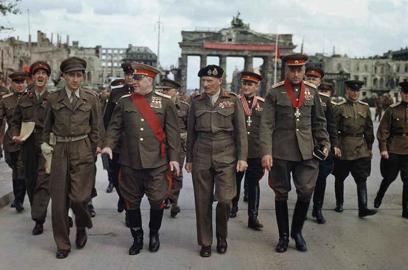 Фельдмаршал Монтгомери, Жуков, Рокоссовский в Берлине у Бранденбургских ворот. 12 июля 1945 г.