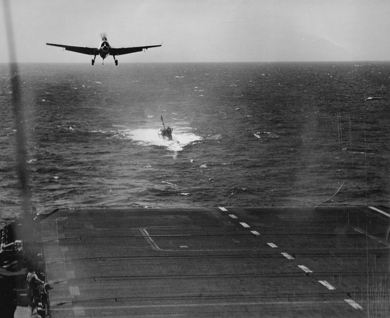 Палубный бомбардировщик «Grumann TBF Avenger» заходит на посадку на эскортный авианосец «Guadalcanal». Июнь 1944 г. 