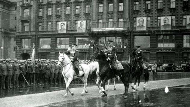 Георгий Жуков и Константин Рокоссовский на параде Победы. 24 июня 1945 г.