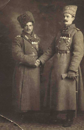 Тюленев (слева) в годы Первой мировой войны. 1917 г.