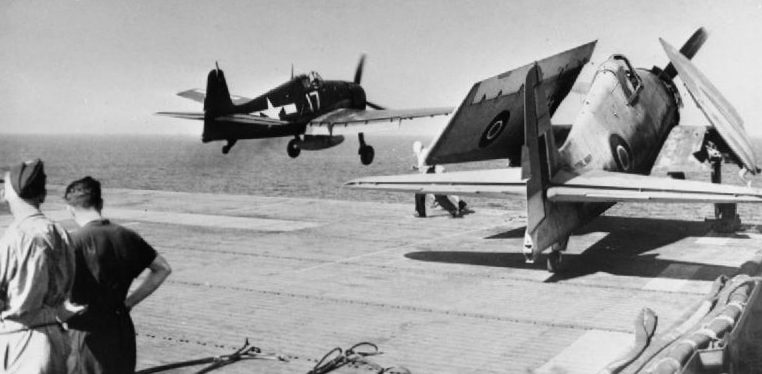 Самолет «Grumman F6F Hellcat» взлетает с эскортного авианосца «Emperor». Август 1944 г.