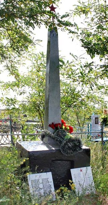 с. Дубовское. Обелиск, установленный на братской могиле, в которой похоронено 173 советских воина, в т.ч. 105 неизвестных, погибших в годы войны. 