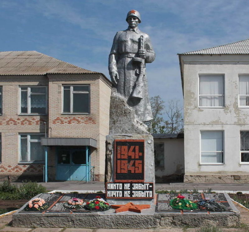 с. Верхнесвечниково Кашарского р-на. Памятник, установленный на братской могиле, в которой похоронено 19 воинов, погибших в годы войны.