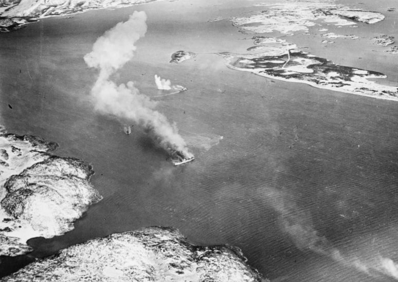 Немецкий транспорт «Rigel» горит неподалёку от острова Хьётта после авиаудара. Ноябрь 1944 г. 
