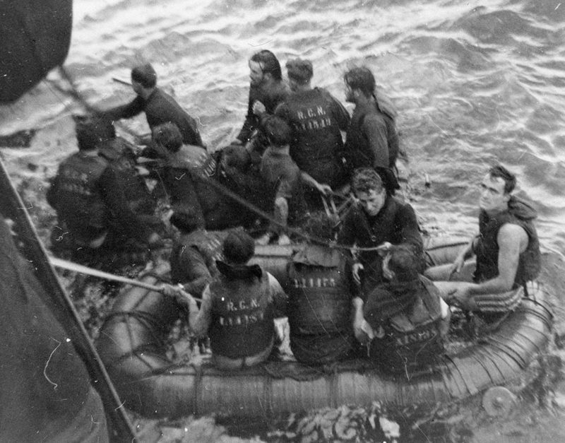 Спасение экипажа тральщика «Clayoquot», торпедированного немецкой подлодкой «U-806», корветом «Fennel» у Галифакса. Декабрь 1944 г.