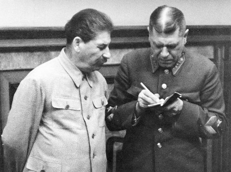 И.В. Сталин и начальник Генерального штаба командарм 1 ранга Б.М. Шапошников в Кремле. 1939 г.