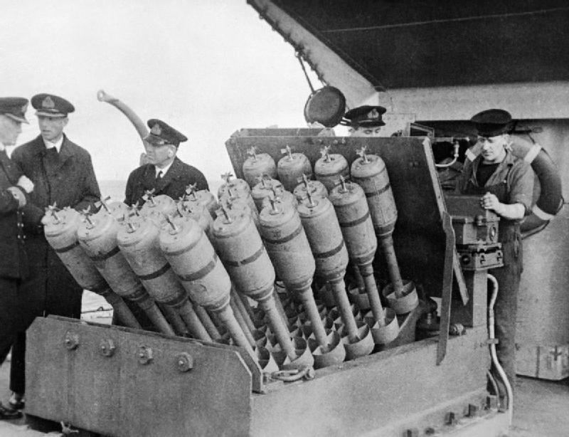 Противолодочной бомбомет «Хеджхог», установленный на баке эсминца «Уэсткотт». 1945 г. 