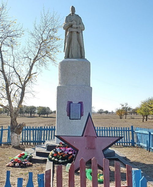 х. Крюков Дубовского р-на. Памятник, установленный на братской могиле, в которой захоронено 8 советских воинов.