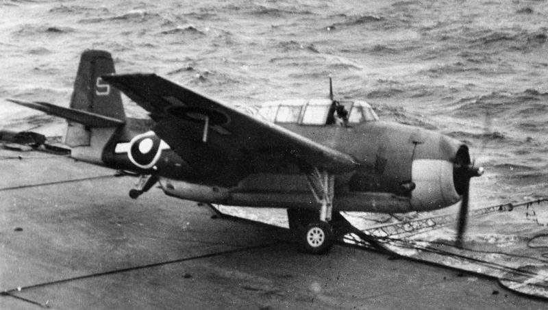 Авария самолета «Grumman Avenger Mk.II» на палубе авианосца «Indefatigable». Январь 1945 г.
