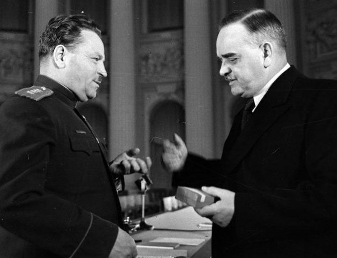 Н.М. Шверник вручает орден Красного Знамени генералу армии И.В. Тюленеву. Москва, 1947 г.
