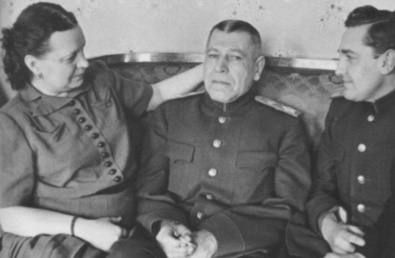 Шапошников с женой и сыном. 1943 г.