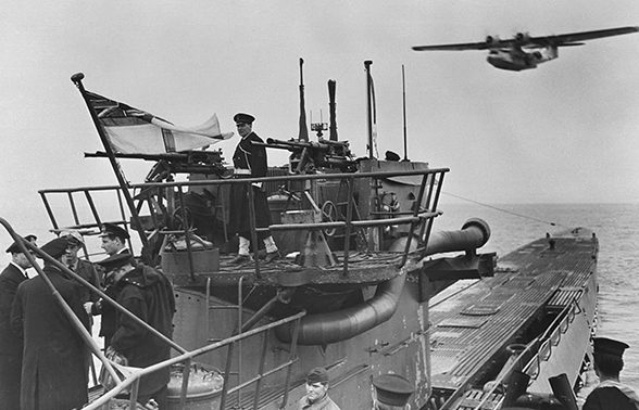 Сдавшаяся немецкая подлодка «U-889» по английским флагом у Шелбурна. 1945 г. 