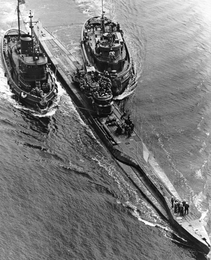 Буксиры сопровождают захваченную немецкую подлодку «U-234». Май 1945 г.