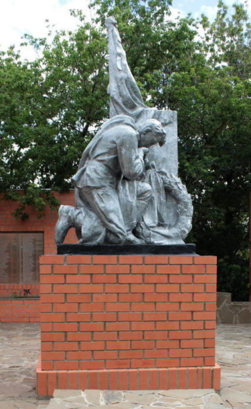 х. Богатов Белокалитвинского р-на. Мемориал, установленный на братской могиле, в которой похоронено 556 советских воинов, в т.ч. 53 неизвестных.
