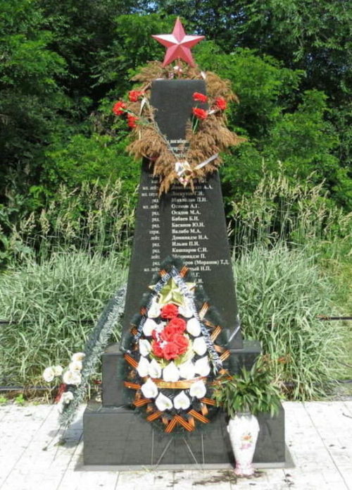 ст-ца. Подгоренская Дубовского р-на. Памятник, установленный на братской могила советских воинов, погибших в годы войны.