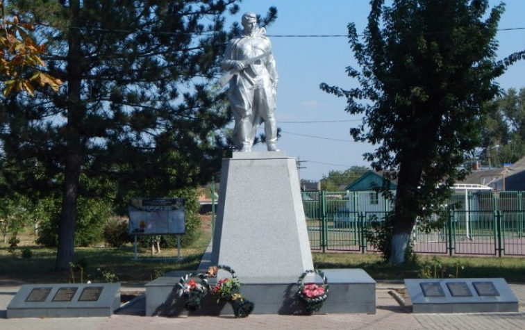 п. Парковый Тихорецкого р-на. Памятник по улице Гагарина 24, установленный на братской могиле, в которой похоронено 16 советских воинов. 