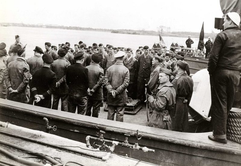 Пленные моряки с немецкой подлодки «U-873». Май 1945 г.