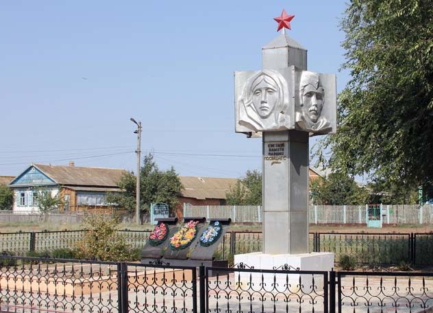 х. Романов Дубовского р-на. Памятник по улице Садовой, установленный на братской могиле, в которой похоронено 270 советских воинов. 