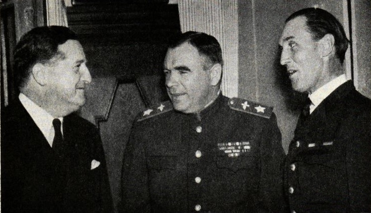 Командующий ВВС СССР Федор Фалалеев с американским министром Гершелем Джонсоном (слева) и главнокомандующим ВВС Швеции генералом Бенгтом Норденскиелдом. Стокгольм, июль 1945 г. 