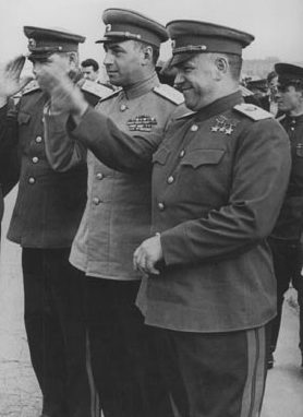 Маршал авиации Ф.Я. Фалалеев, генерал армии А.И. Антонов и Маршал Советского Союза Г.К. Жуков. 1946 г. 