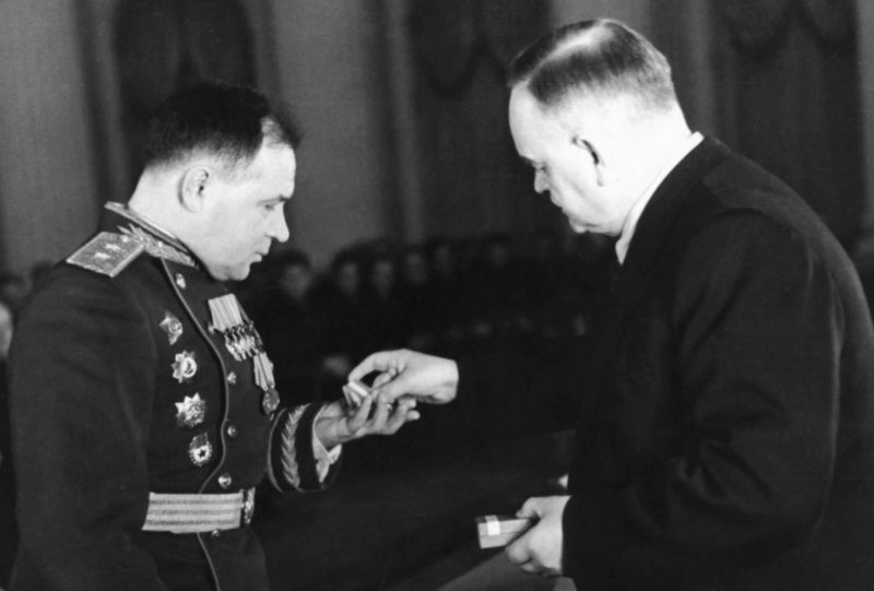 Генерал-лейтенант Шафранов получает награду. 1945 г.