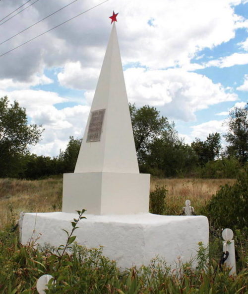 х. Дороговский Белокалитвинского р-на. Памятник, установленный на братской могиле, в которой похоронено 13 неизвестных воинов.