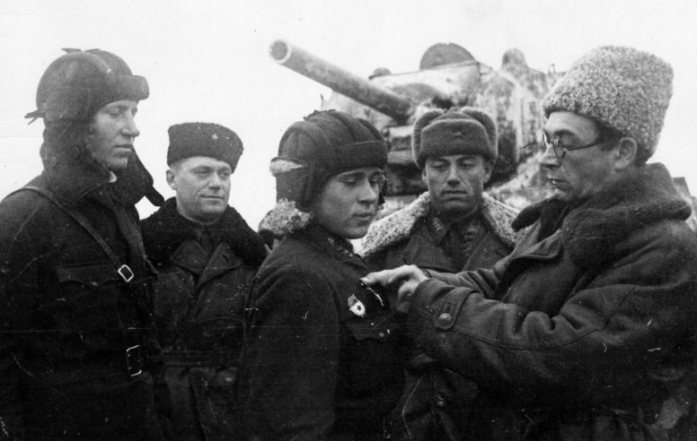 Командир 7-го танкового корпуса генерал-лейтенант Ротмистров вручает награду старшему лейтенанту Владимиру Богатыреву. Декабрь, 1942 г. 